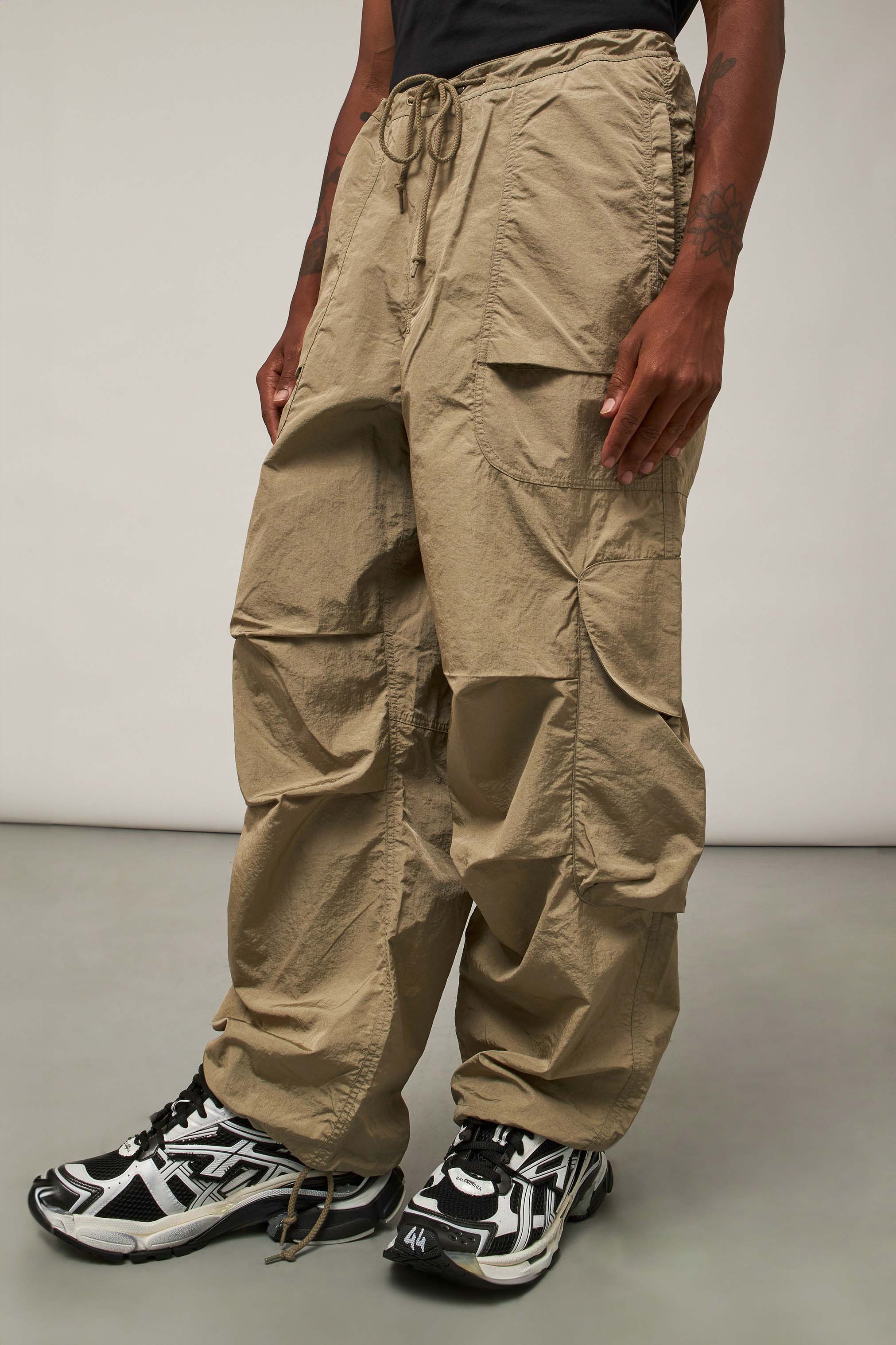 PRADA Re-Nylon short pants with Triangle logo plate - Black -  SPH393SOOO1WQ8F0002 | Tizianafausti.com